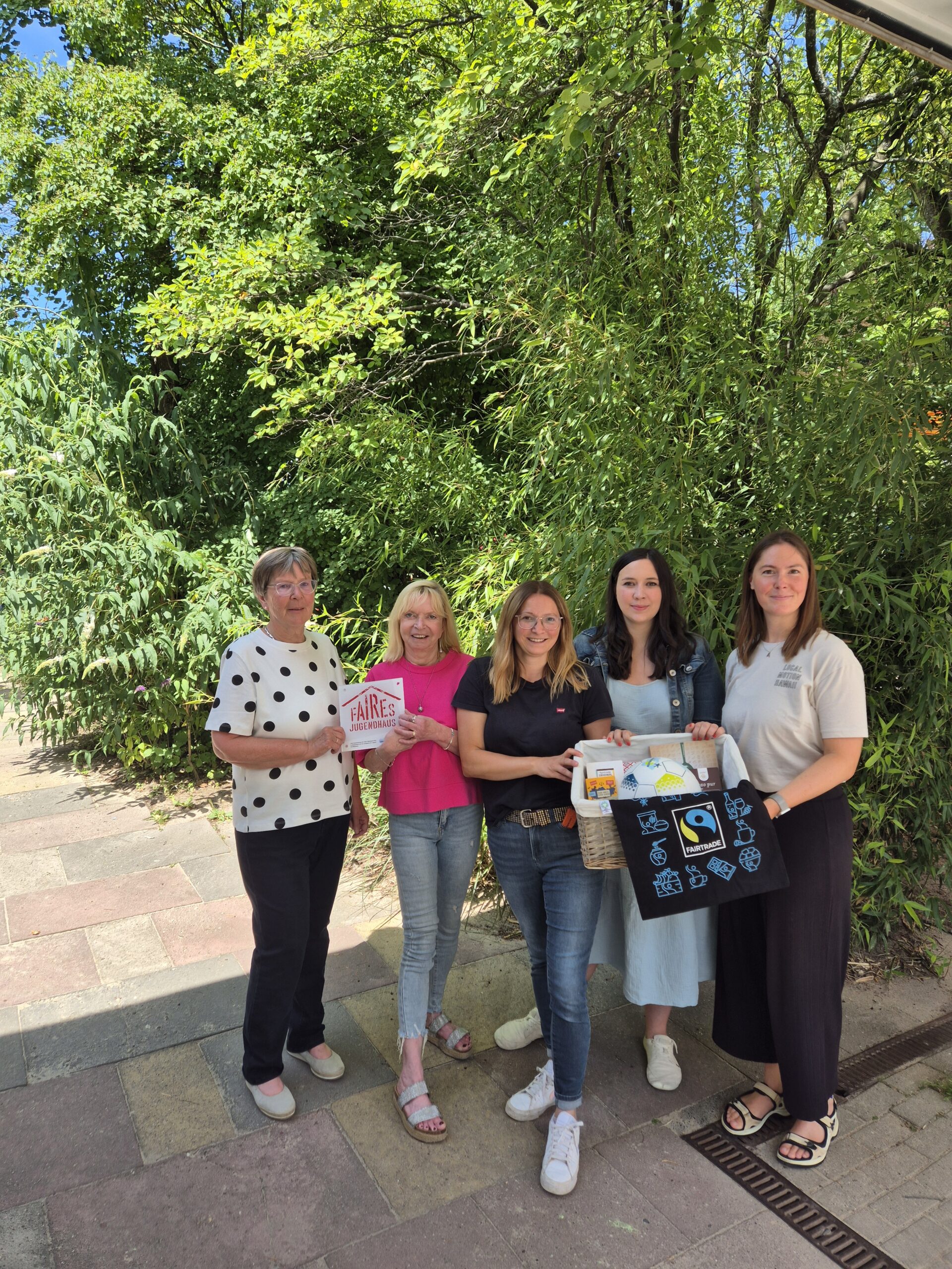 Bürgermeisterin Karin Köppen, Susanne Westermann und Isabelle Miserendino vom Team Spiel- und Sportpark Emst, Anna Dreyer (Abteilungsleitung Jugendförderung), Jana Kunze (Teamleitung Jugendförderung)